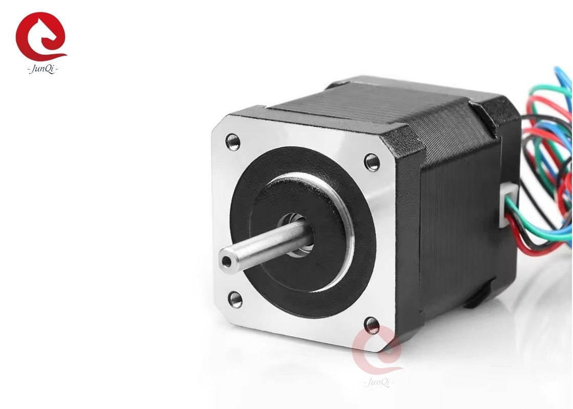 Nema17 42*47mm 0.44N.m 1.68A 2Fazlı 24VDC Sanayi Makinesi için Hibrit Adımlı Motor